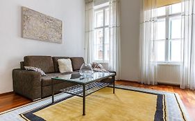 Newly Renovated Apartment In The Old Town
